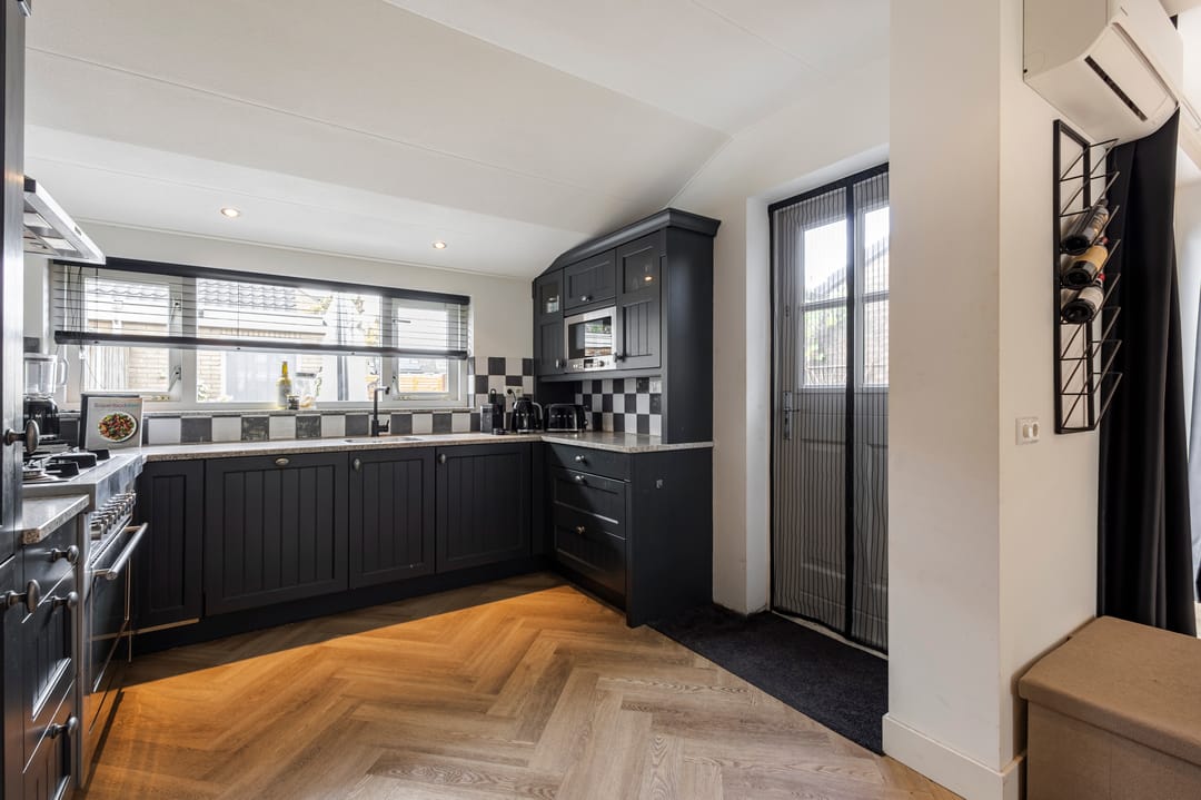 Photo 17 of van Brederodestraat 38