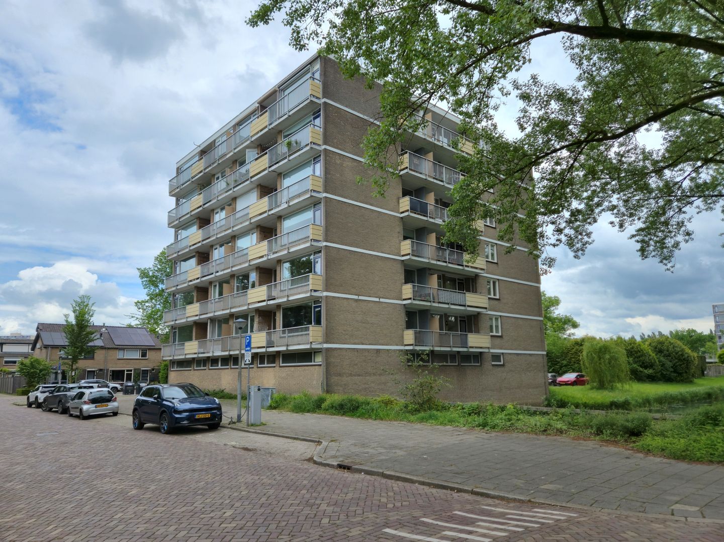 Spacious 3-Room Apartment with Two Balconies in Green Arnhem Neighborhood — 19