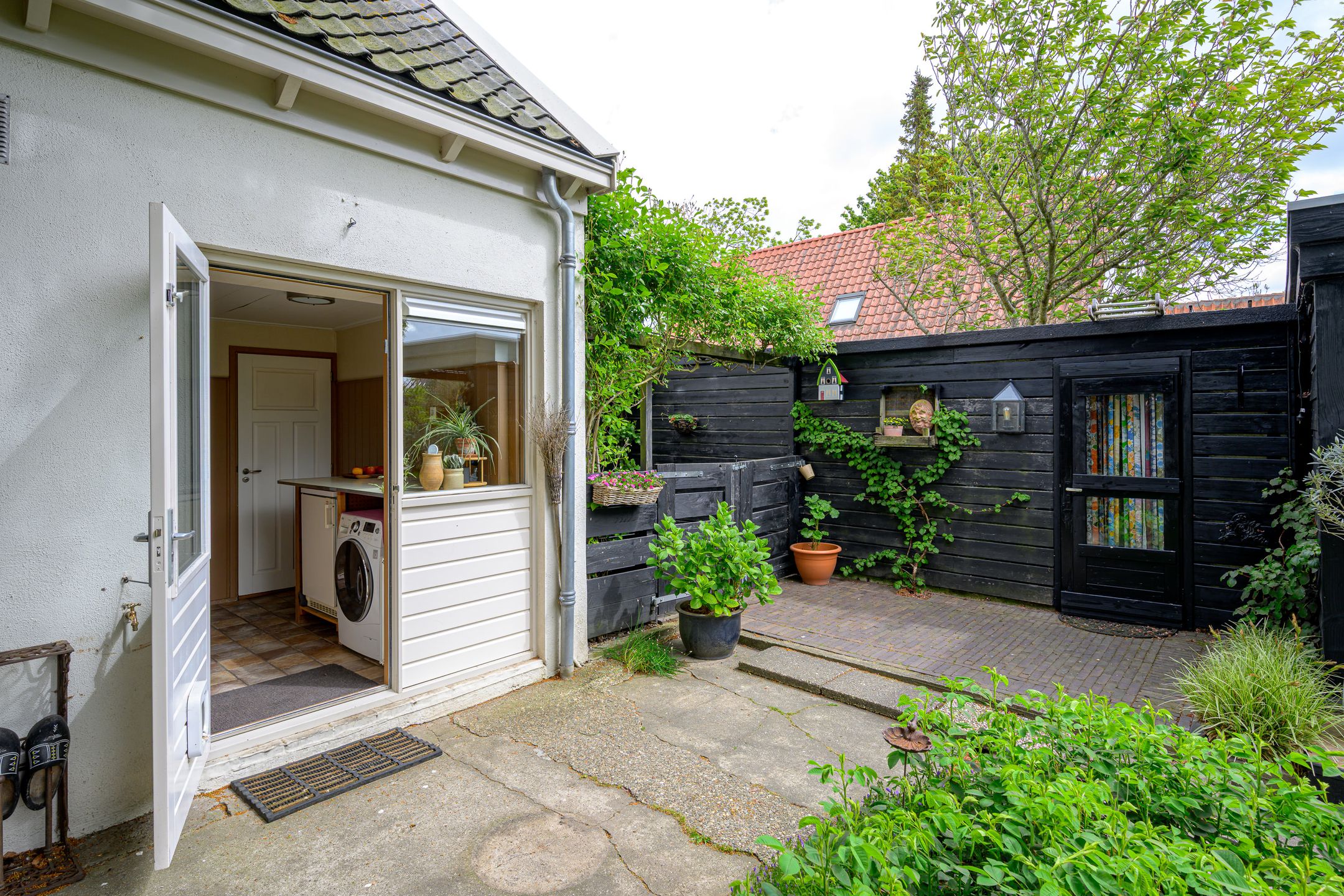 Detached Bungalow with Countryside Views and Home Office Potential — 27