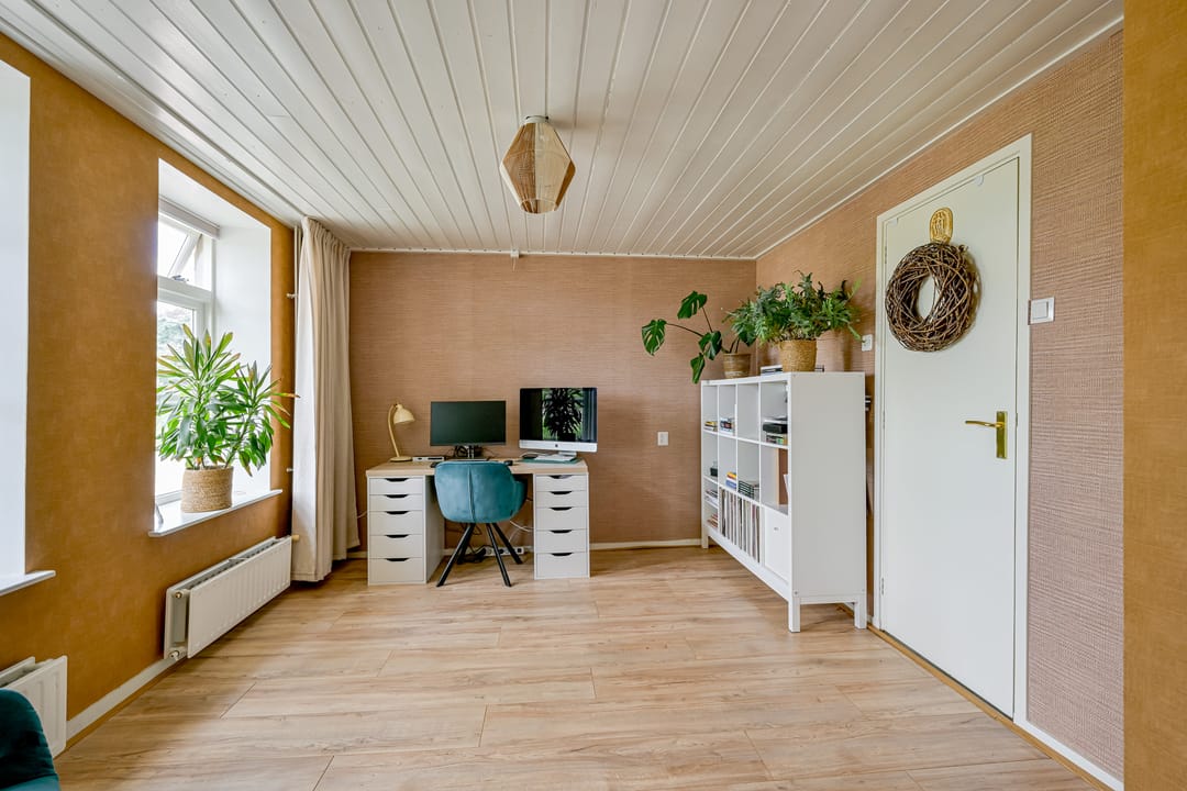 Detached Bungalow with Countryside Views and Home Office Potential — 32