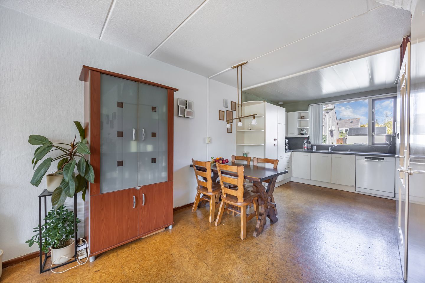 Spacious Family Home with Sunny Southwest Garden in Waterwijk — 10