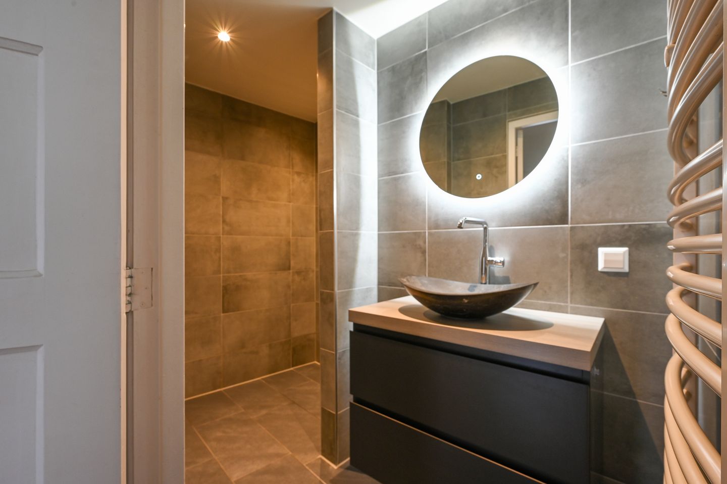Charming Corner Apartment with Modern Bathroom and Private Storage — 19
