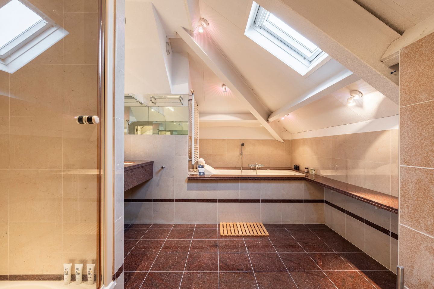 Luxury Villa with Wellness Facilities and Double Garage on Spacious Plot — 25