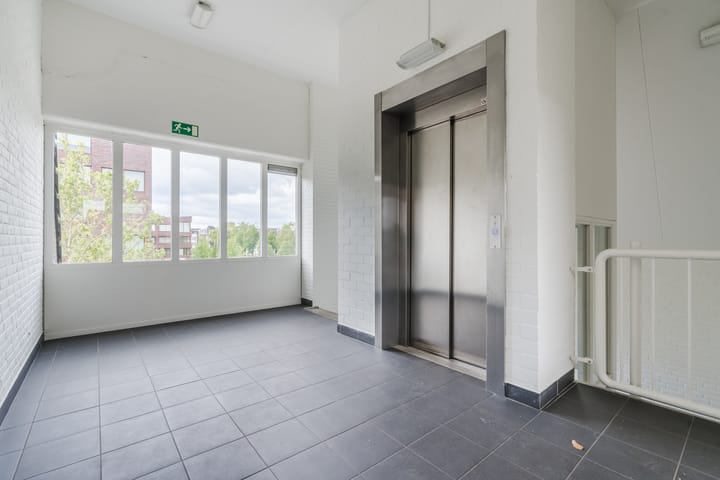 Photo 4 of Valkenierstraat 17