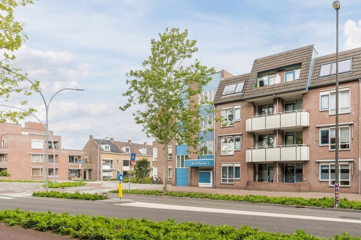 Photo 2 of Valkenierstraat 17