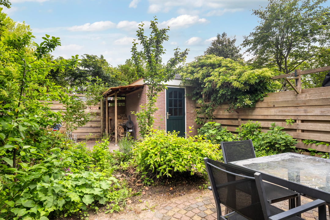 Spacious end terrace home with four bedrooms and sunny garden in quiet Blaricum courtyard — 23