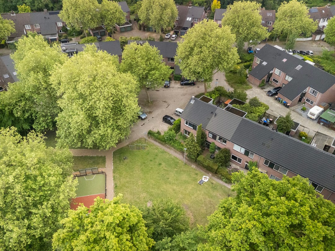Spacious end terrace home with four bedrooms and sunny garden in quiet Blaricum courtyard — 26