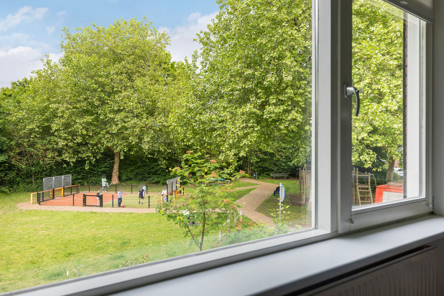 Spacious end terrace home with four bedrooms and sunny garden in quiet Blaricum courtyard — 10