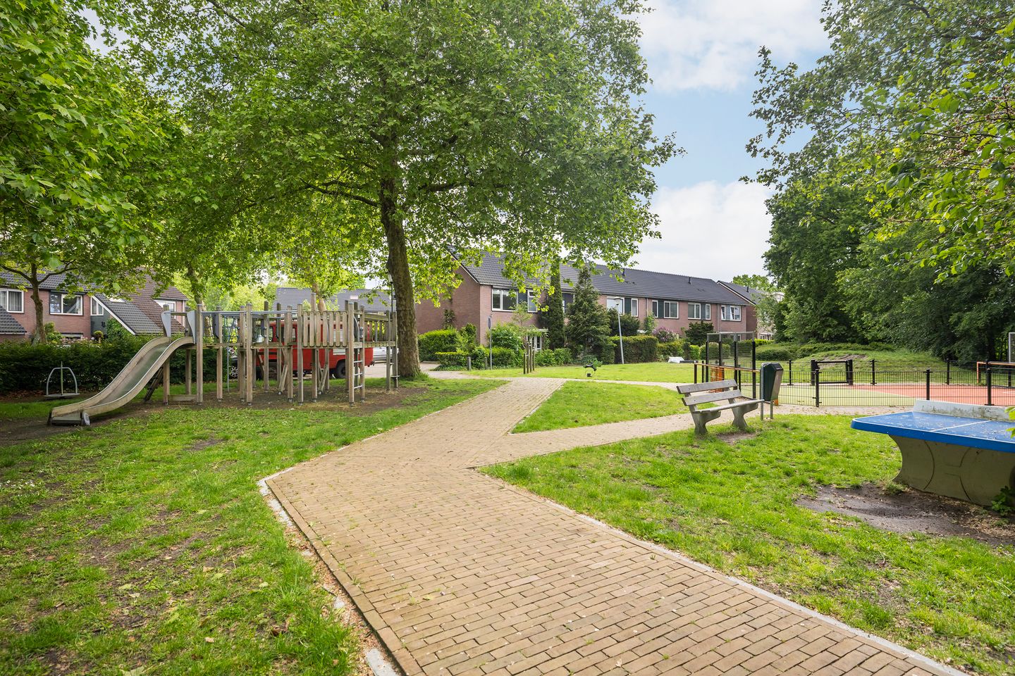 Spacious end terrace home with four bedrooms and sunny garden in quiet Blaricum courtyard — 29