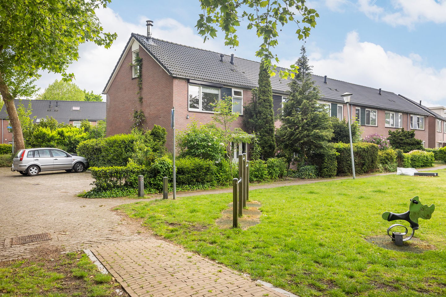 Spacious end terrace home with four bedrooms and sunny garden in quiet Blaricum courtyard — 25