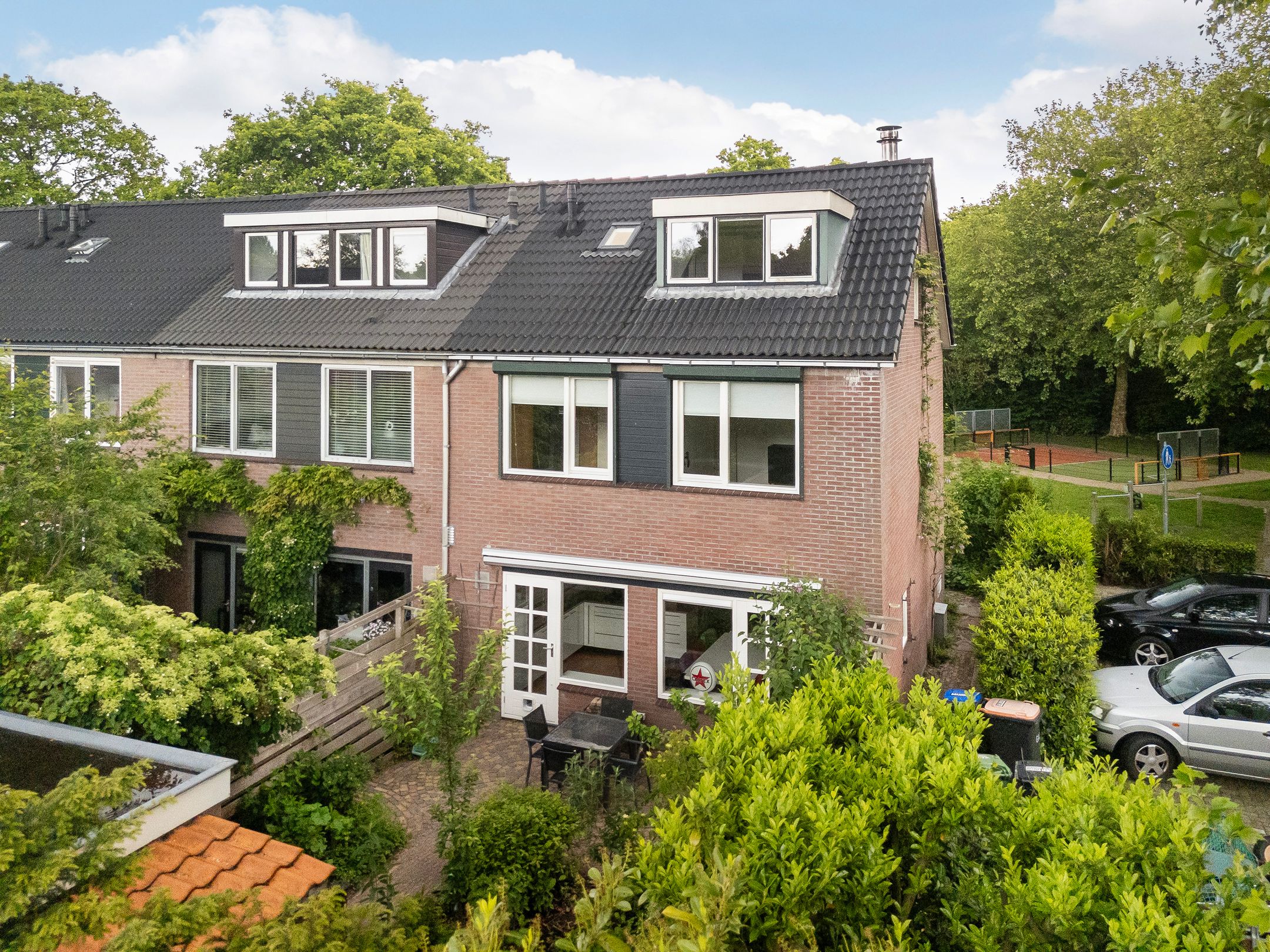 Spacious end terrace home with four bedrooms and sunny garden in quiet Blaricum courtyard — 24