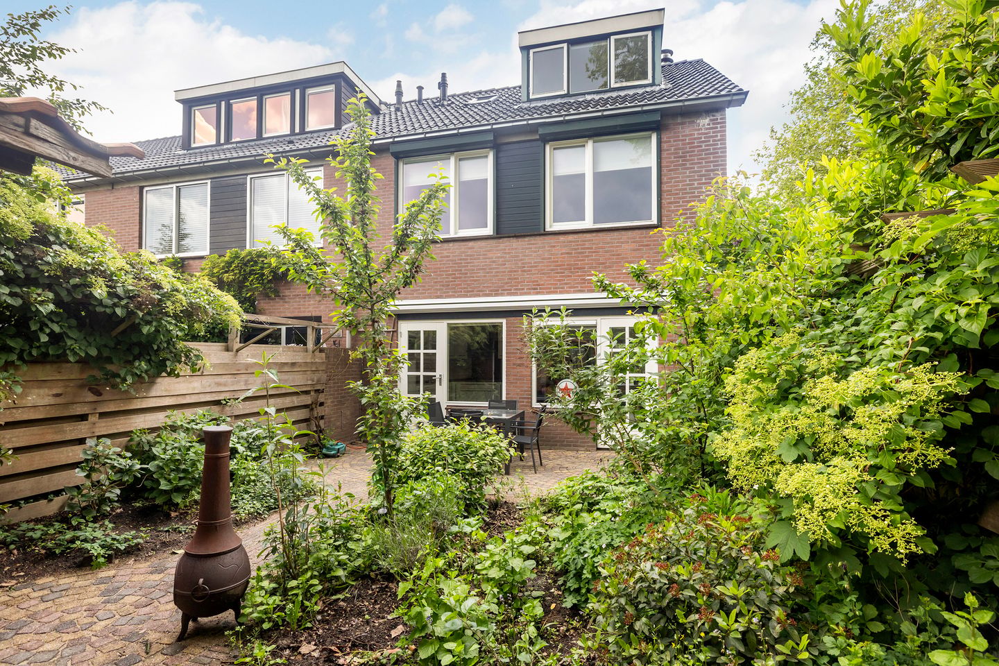 Spacious end terrace home with four bedrooms and sunny garden in quiet Blaricum courtyard — 20