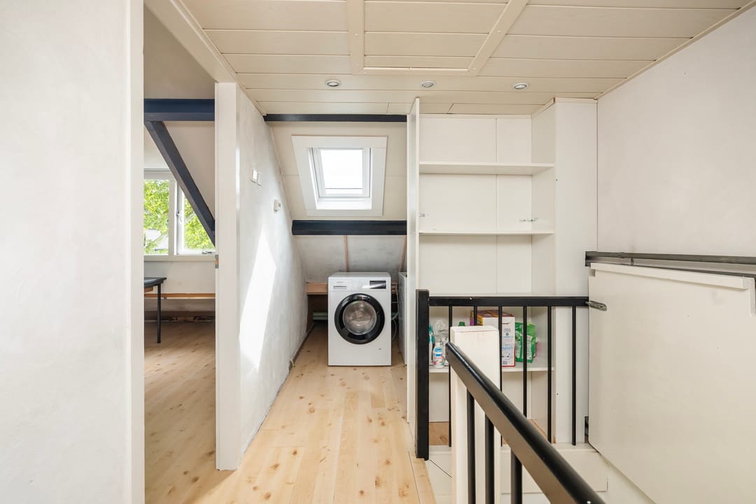 Spacious end terrace home with four bedrooms and sunny garden in quiet Blaricum courtyard — 17