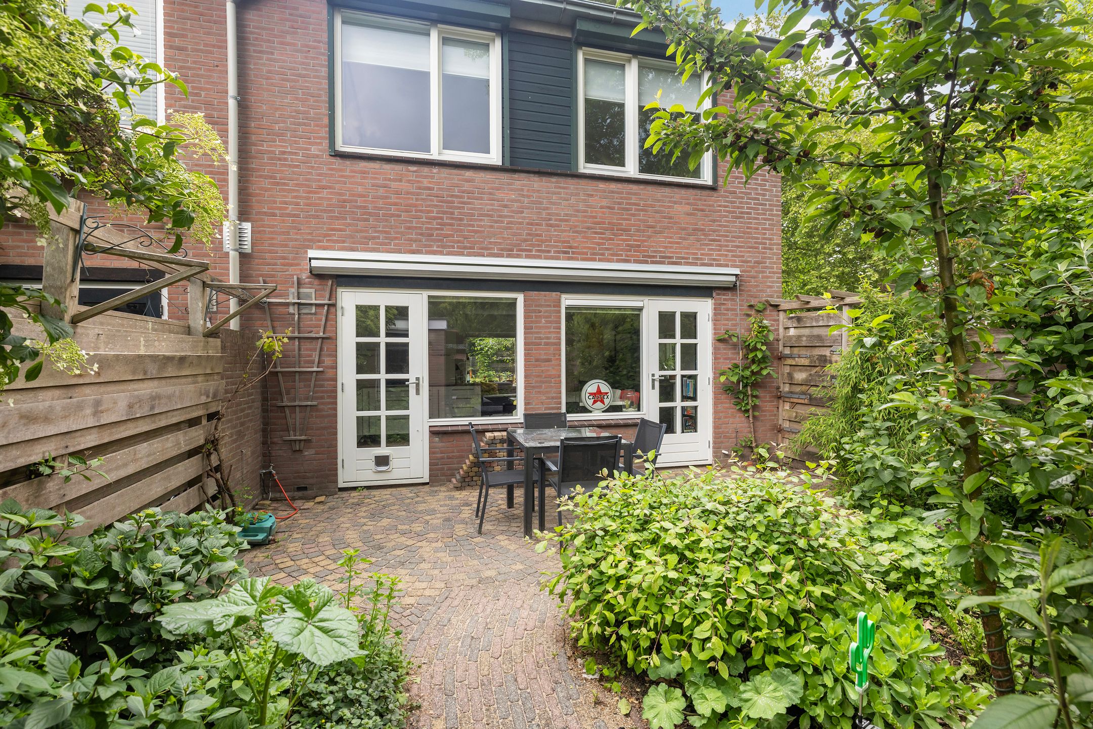 Spacious end terrace home with four bedrooms and sunny garden in quiet Blaricum courtyard — 21