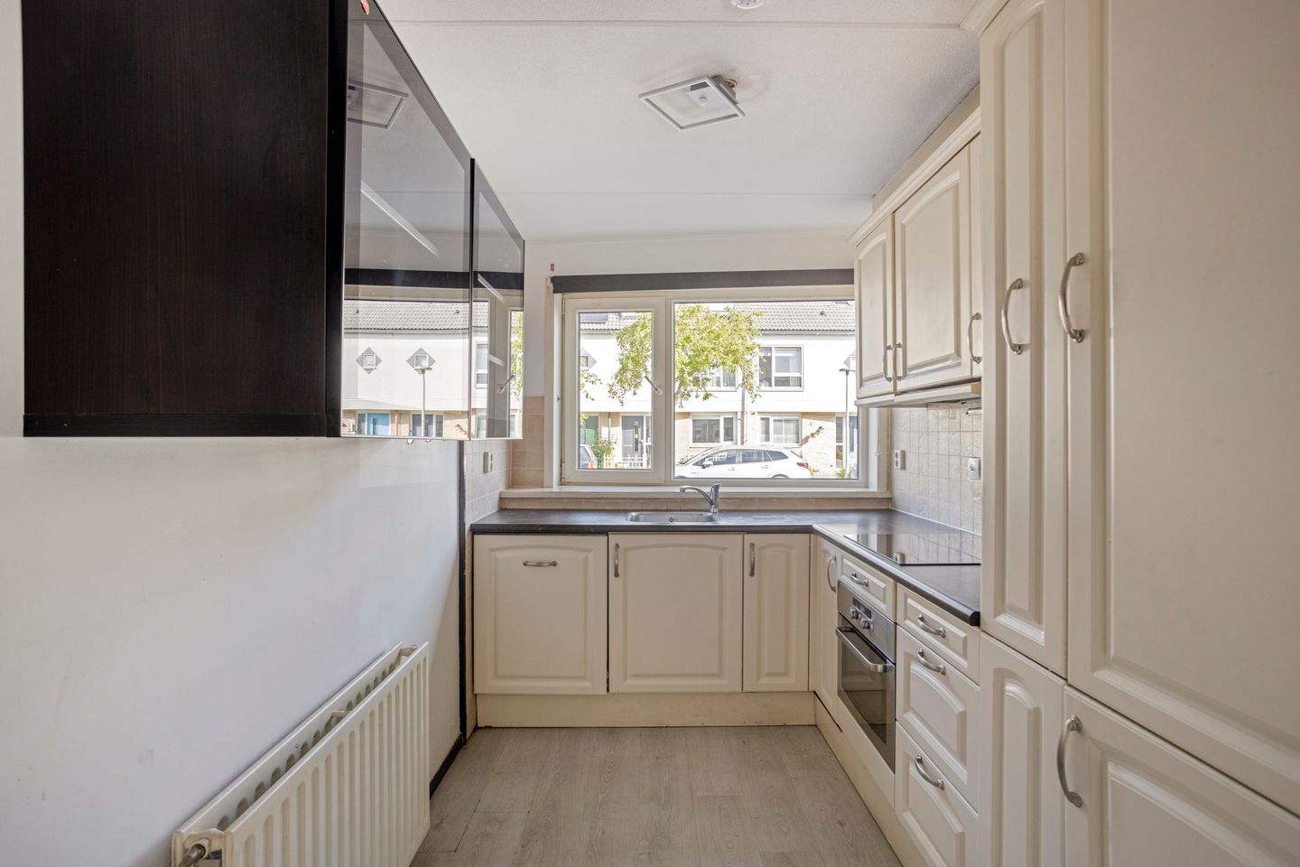 Spacious Family Home with Four Bedrooms in Green Almere Filmwijk — 10