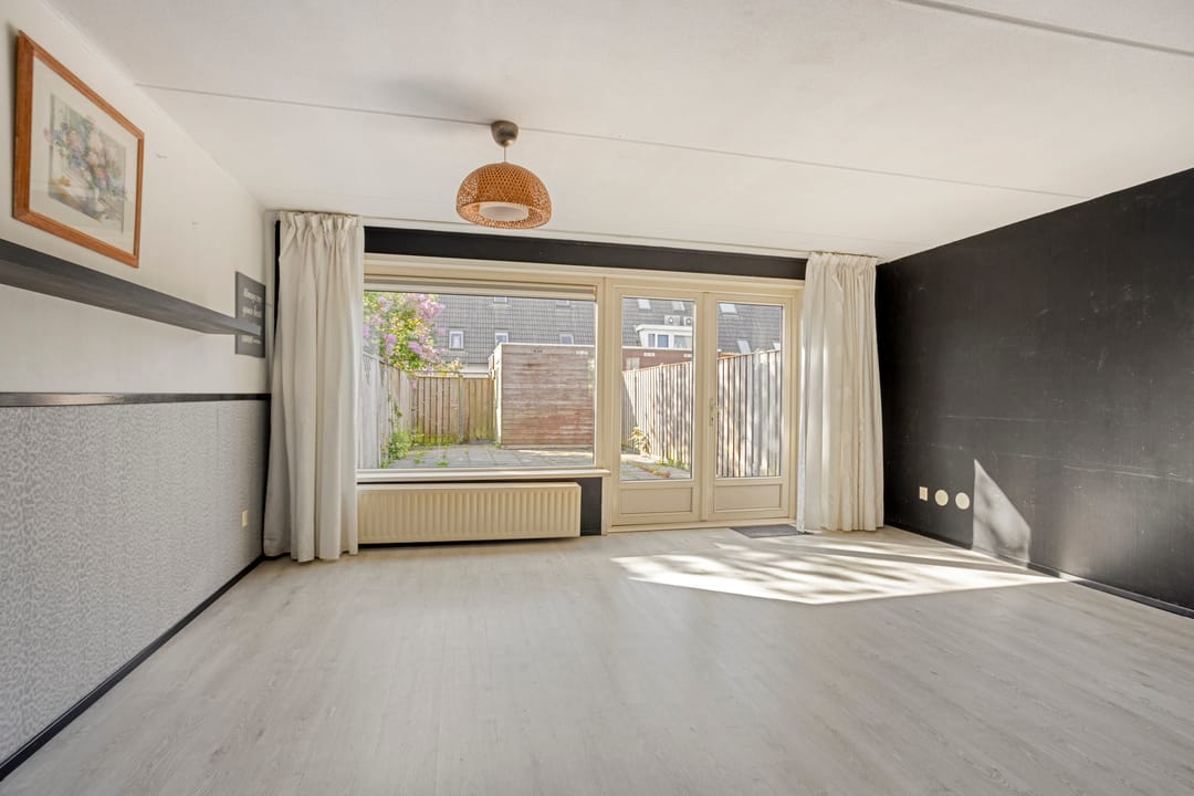 Spacious Family Home with Four Bedrooms in Green Almere Filmwijk — 7