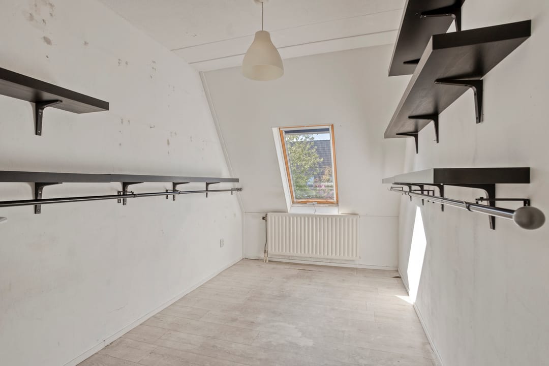 Spacious Family Home with Four Bedrooms in Green Almere Filmwijk — 13