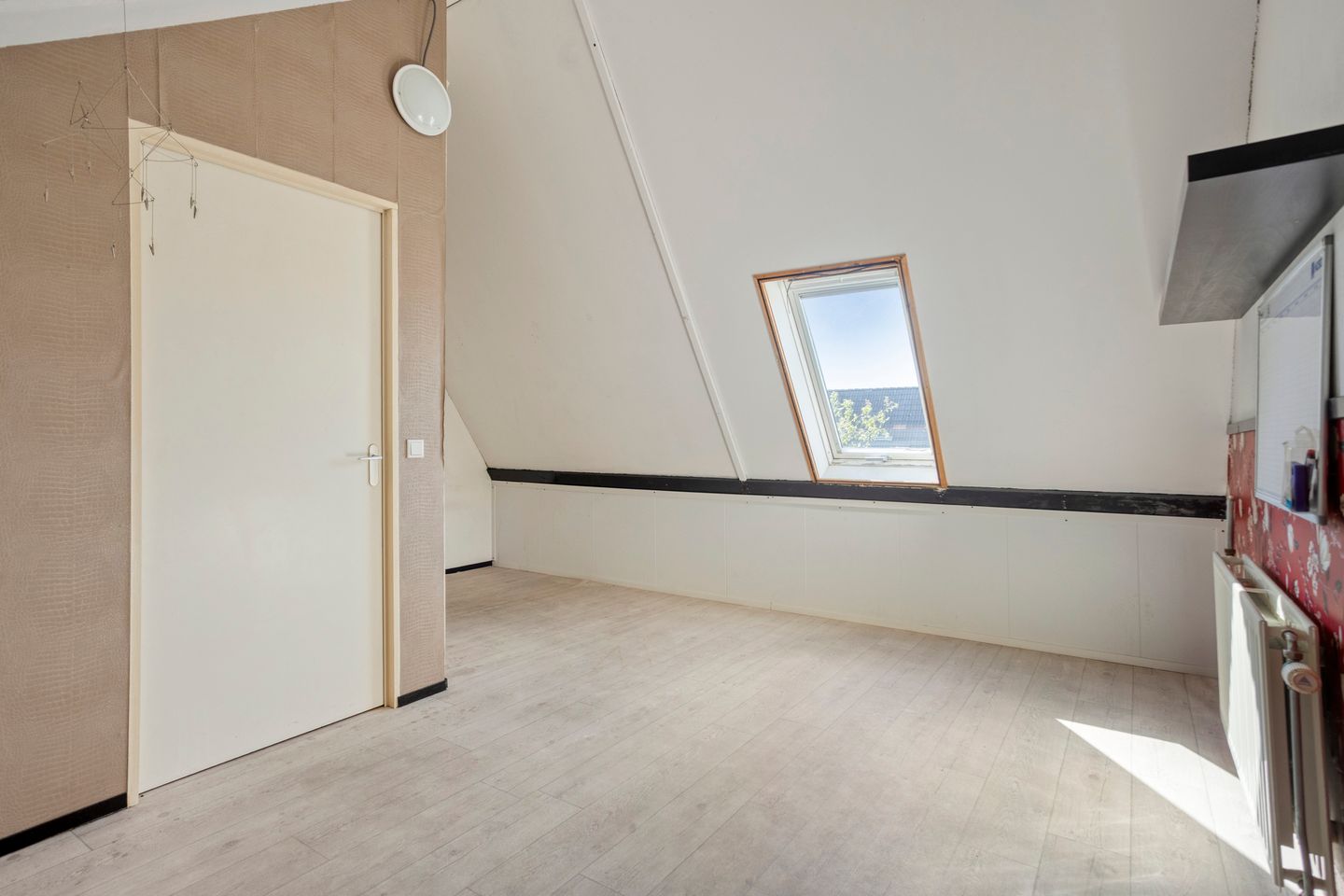 Spacious Family Home with Four Bedrooms in Green Almere Filmwijk — 19