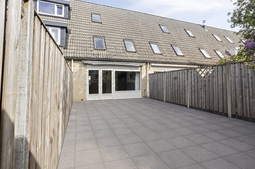 Spacious Family Home with Four Bedrooms in Green Almere Filmwijk — 22