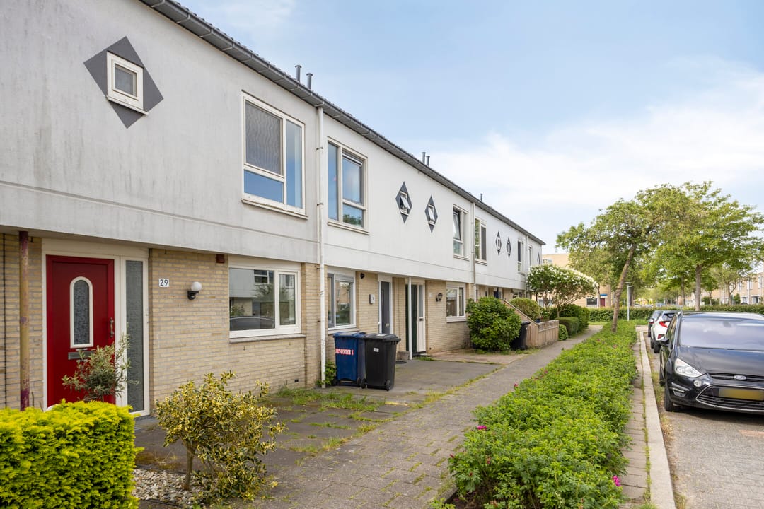 Spacious Family Home with Four Bedrooms in Green Almere Filmwijk — 23