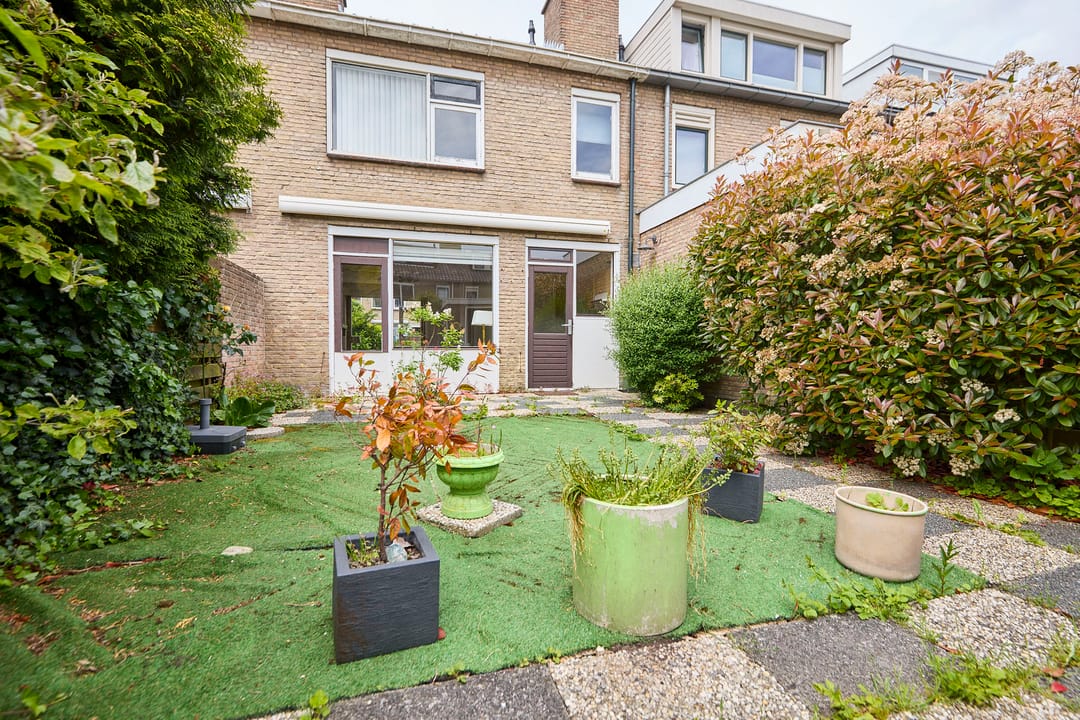 Renovation Terraced House with Five Bedrooms and Sunny Southeast Garden in Nieuw-Vennep — 53