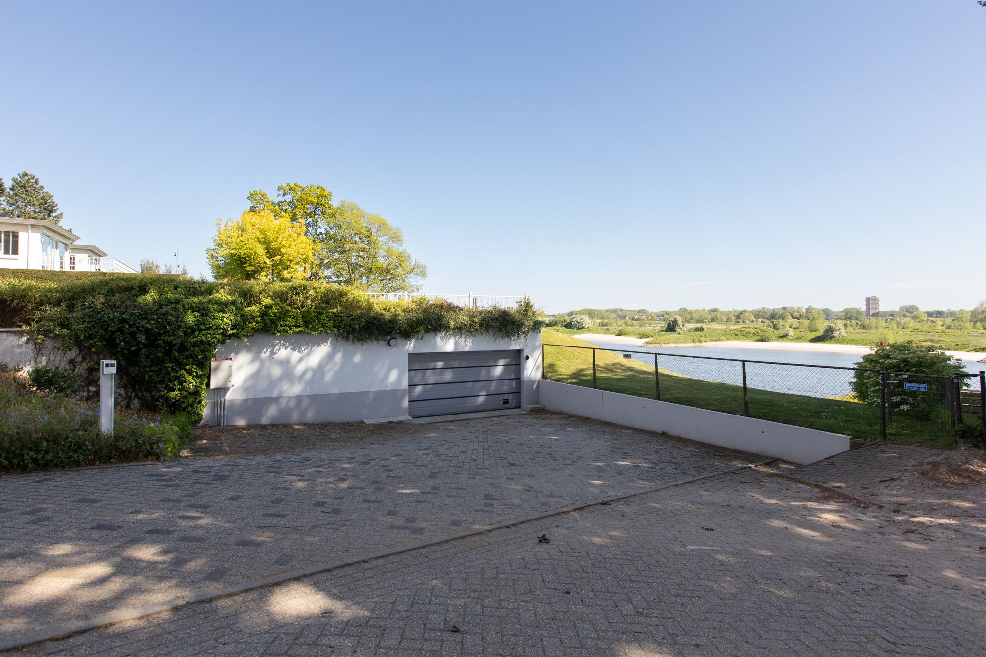 Luxury Penthouse with Panoramic River Views in Arnhem — 57