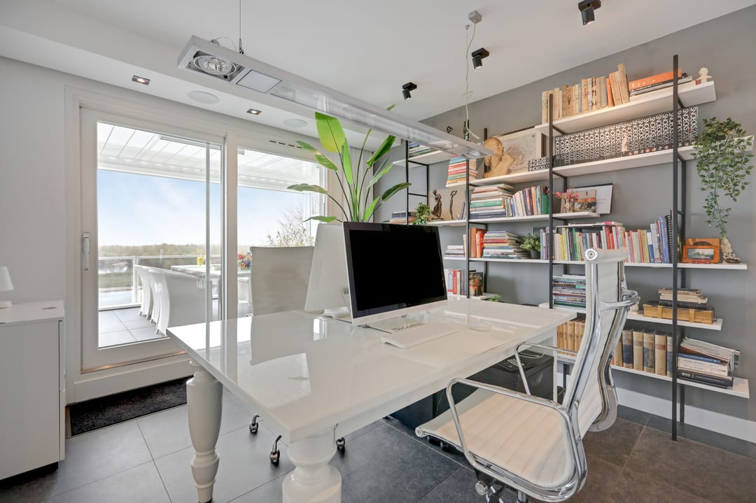Luxury Penthouse with Panoramic River Views in Arnhem — 16