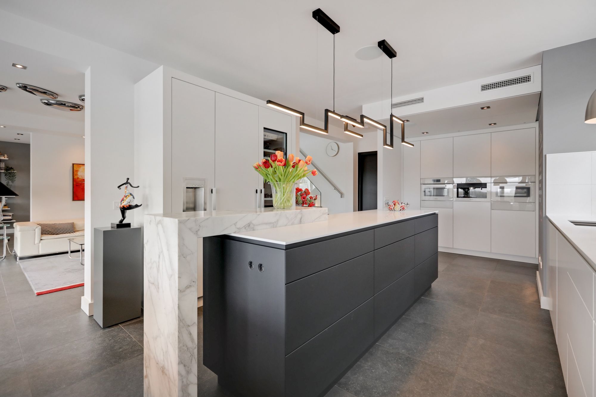 Luxury Penthouse with Panoramic River Views in Arnhem — 24