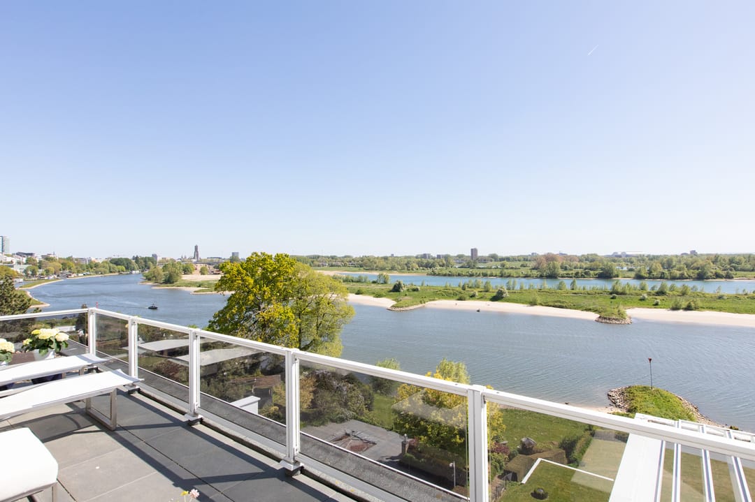 Luxury Penthouse with Panoramic River Views in Arnhem — 46