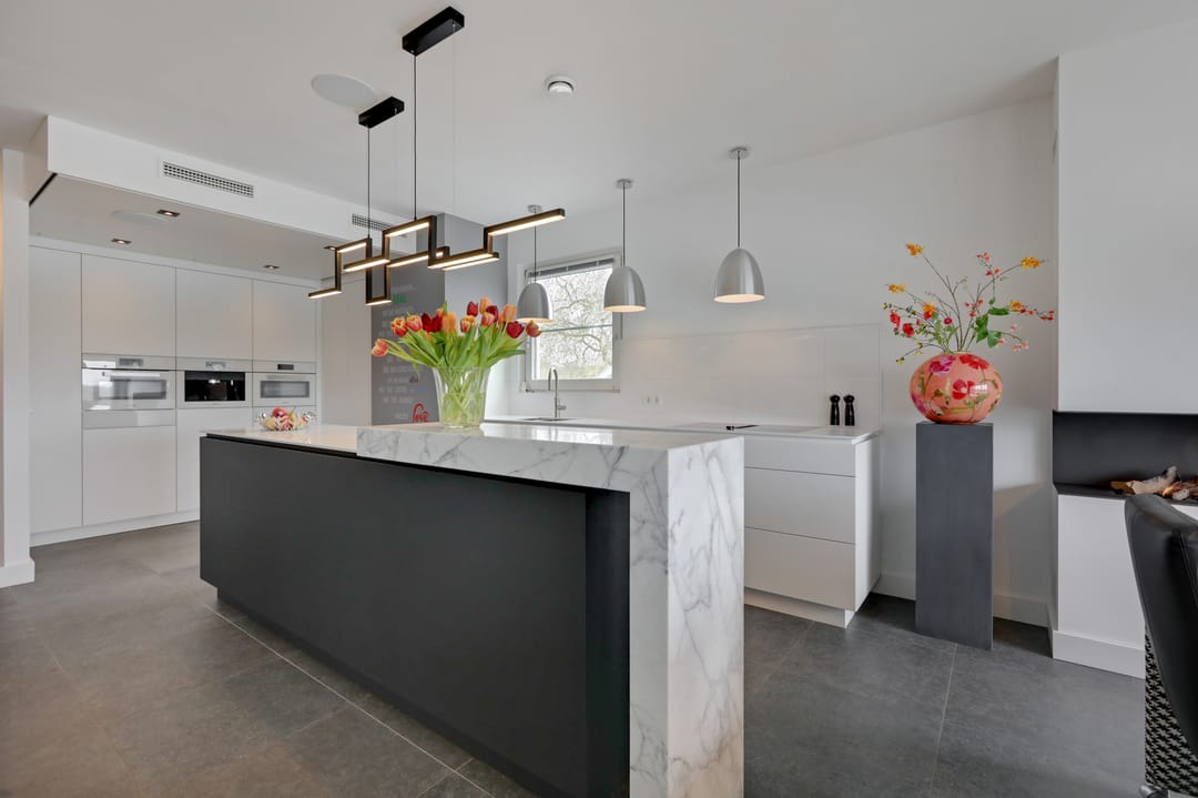 Luxury Penthouse with Panoramic River Views in Arnhem — 26
