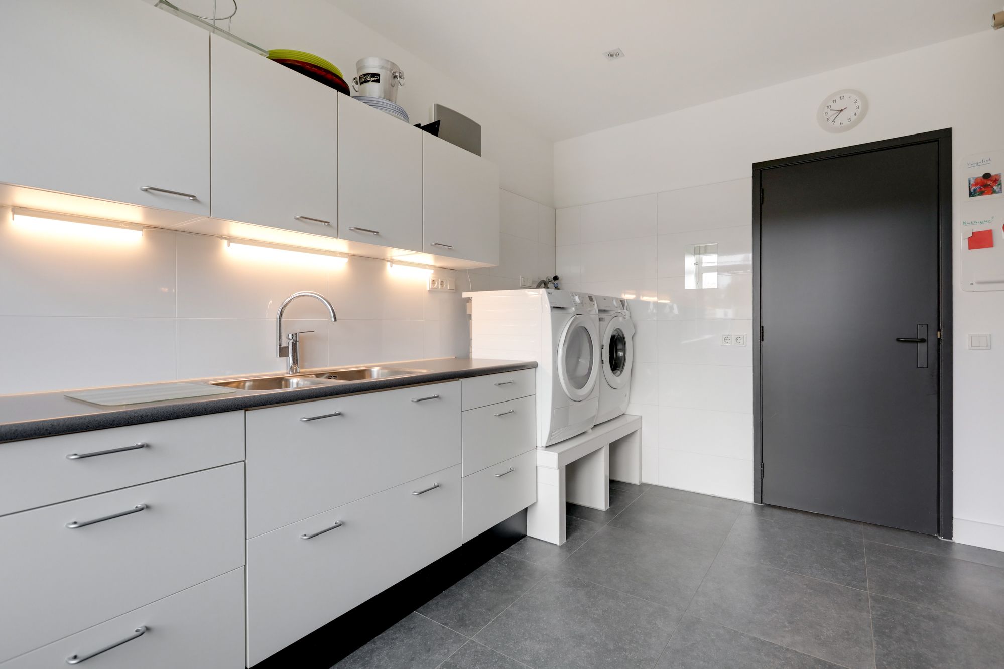 Luxury Penthouse with Panoramic River Views in Arnhem — 27