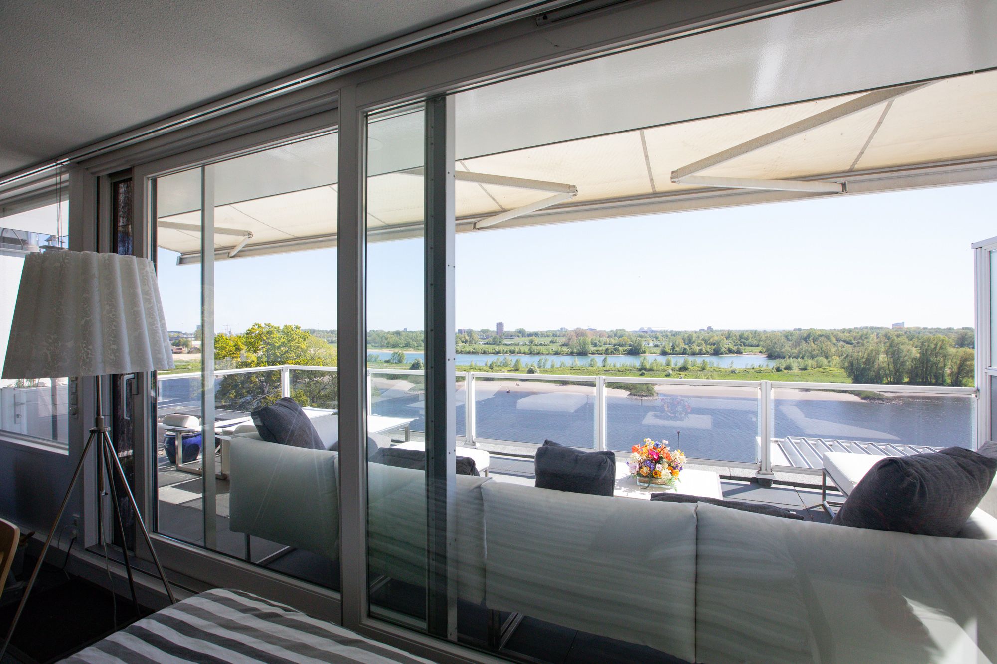 Luxury Penthouse with Panoramic River Views in Arnhem — 42