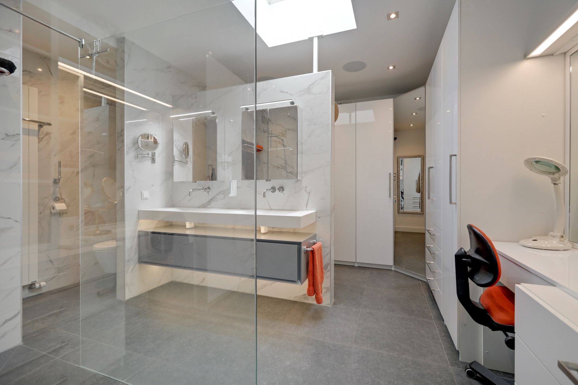 Luxury Penthouse with Panoramic River Views in Arnhem — 33
