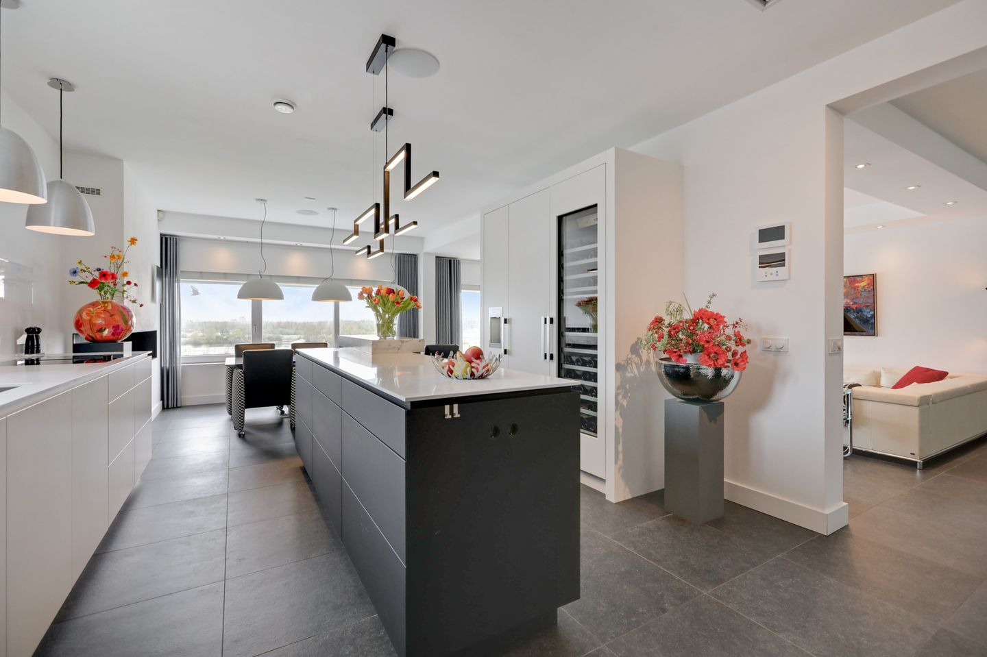Luxury Penthouse with Panoramic River Views in Arnhem — 25