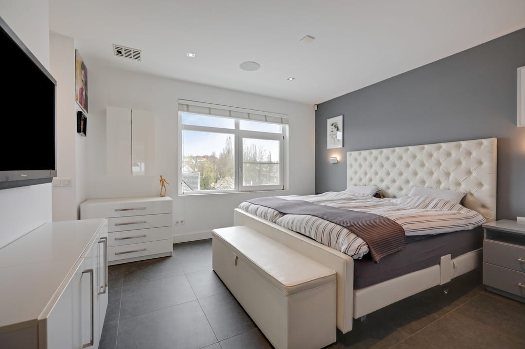 Luxury Penthouse with Panoramic River Views in Arnhem — 31