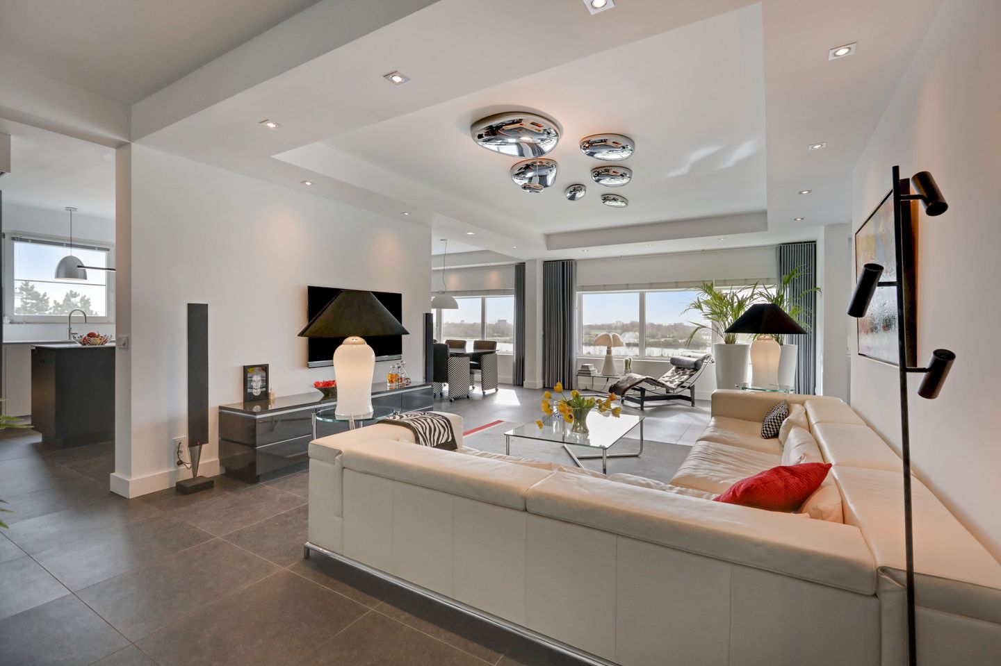 Luxury Penthouse with Panoramic River Views in Arnhem — 29
