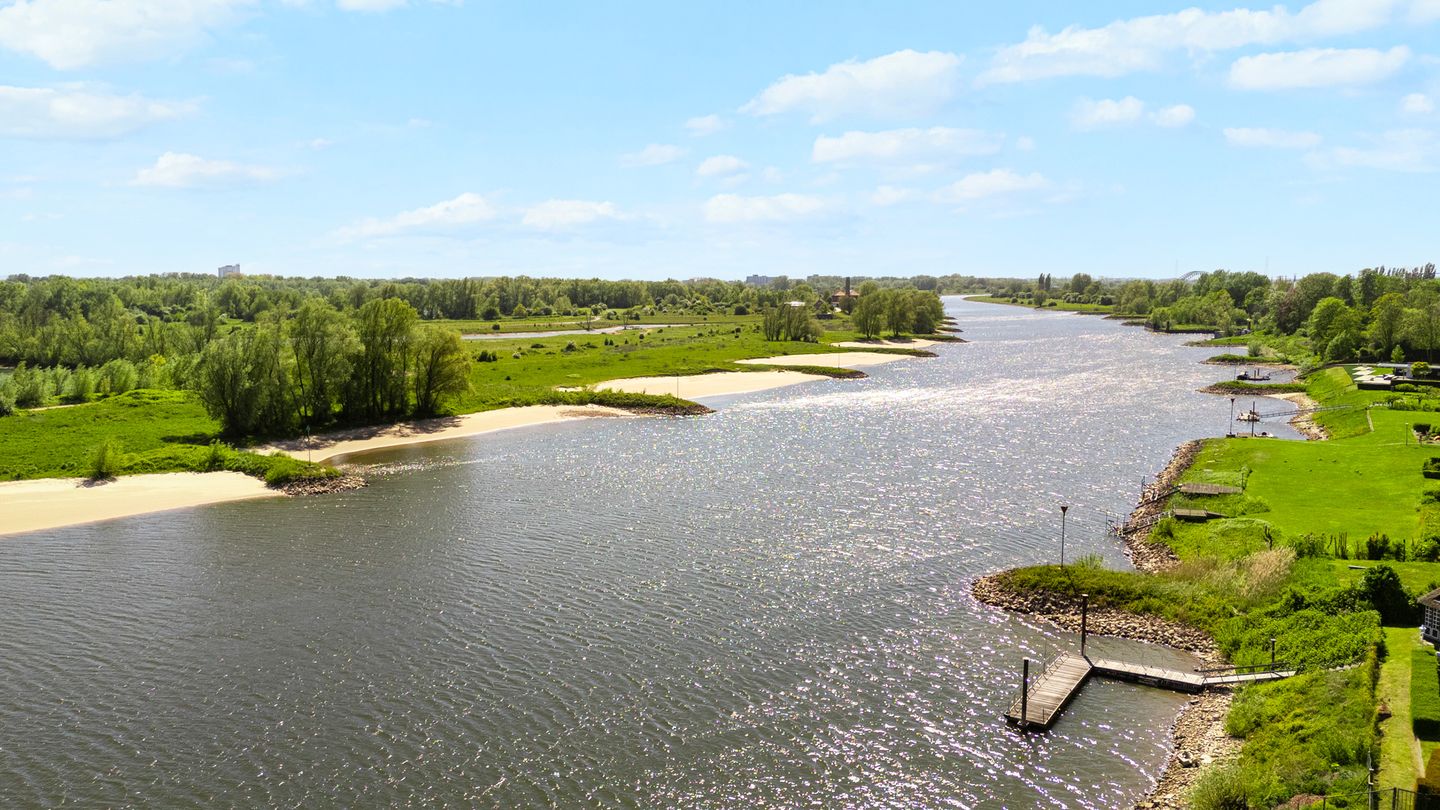 Luxury Penthouse with Panoramic River Views in Arnhem — 64