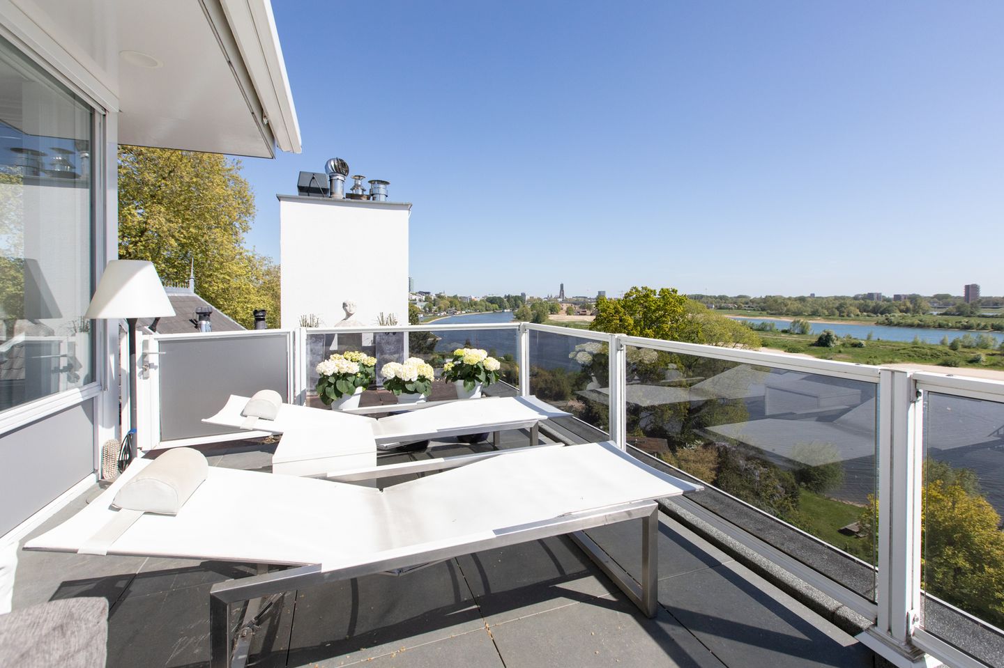 Luxury Penthouse with Panoramic River Views in Arnhem — 44