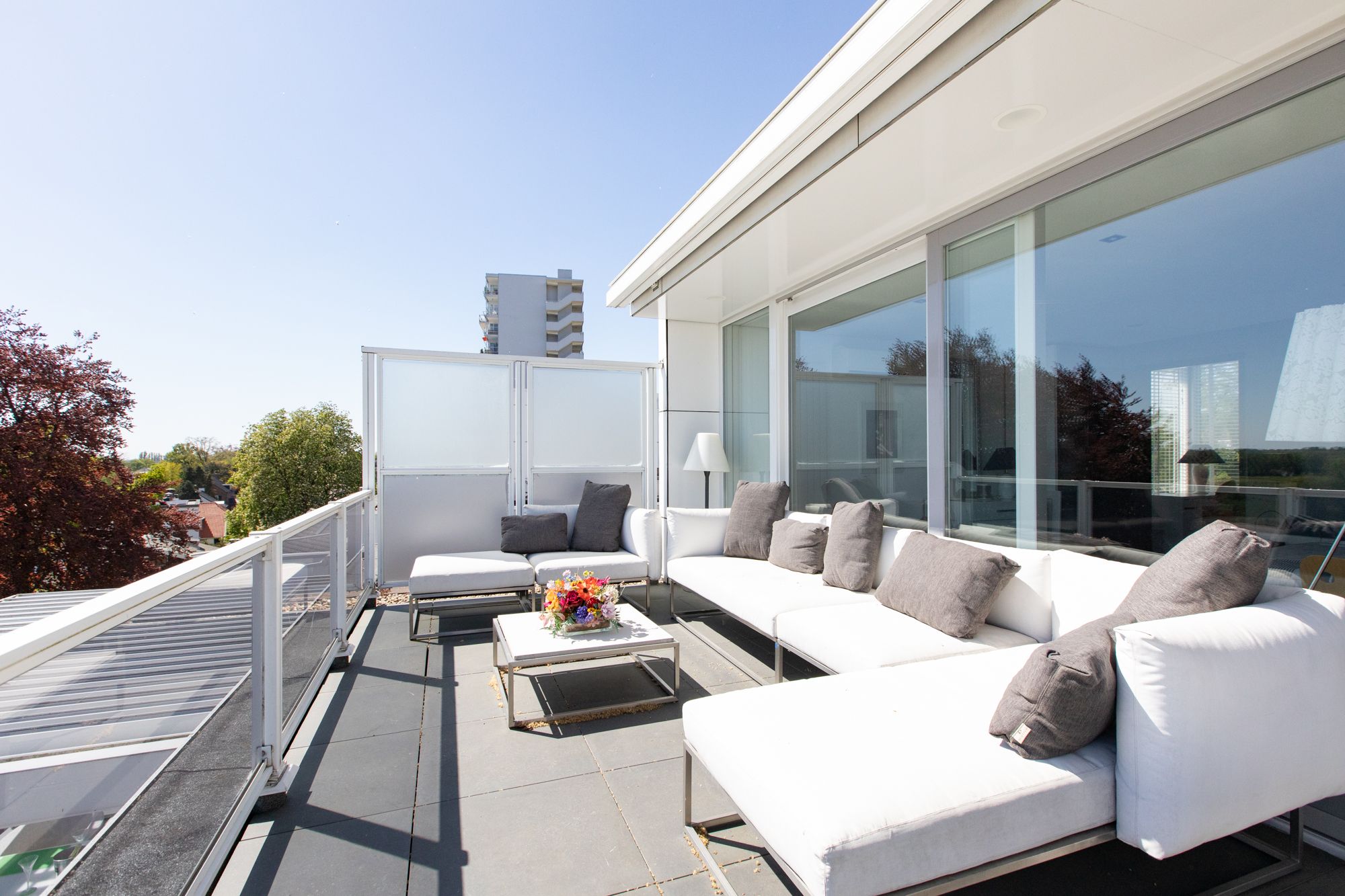 Luxury Penthouse with Panoramic River Views in Arnhem — 45