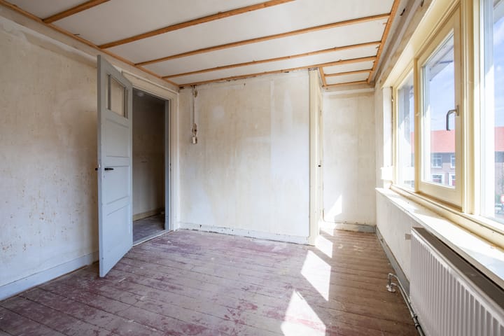 Tussenwoning te koop: De Genestetstraat 8, Heerlen