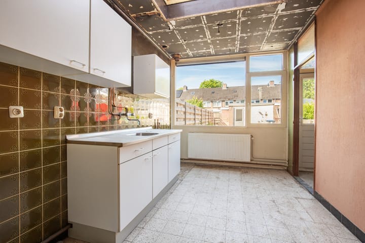 Tussenwoning te koop: De Genestetstraat 8, Heerlen