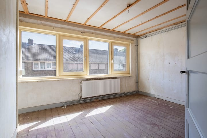 Tussenwoning te koop: De Genestetstraat 8, Heerlen