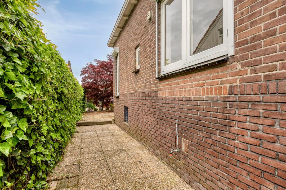 Authentic 1930s Detached Fixer-Upper with Renovation Potential in Rhoon — 23