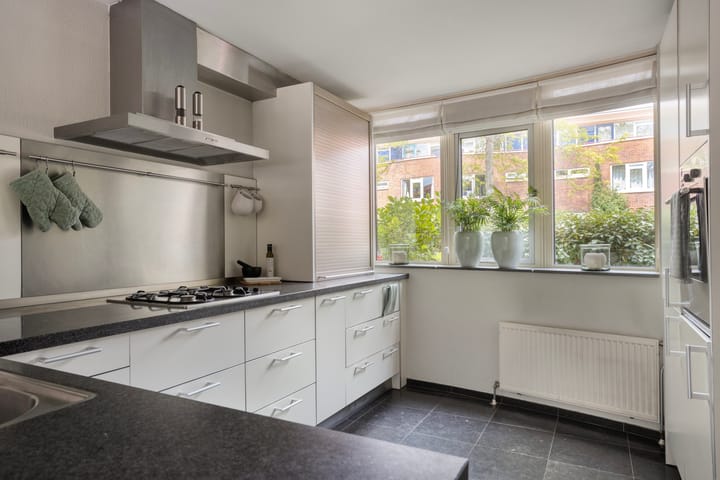Tussenwoning te koop: De Meij van Streefkerkstraat 74, Leiden