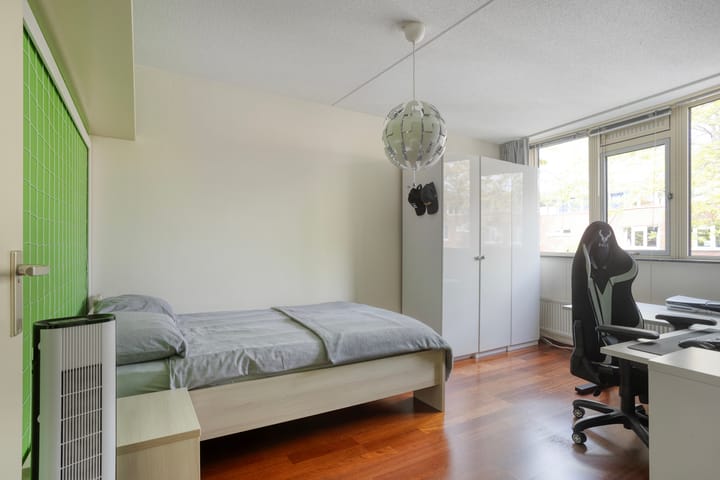 Tussenwoning te koop: De Meij van Streefkerkstraat 74, Leiden