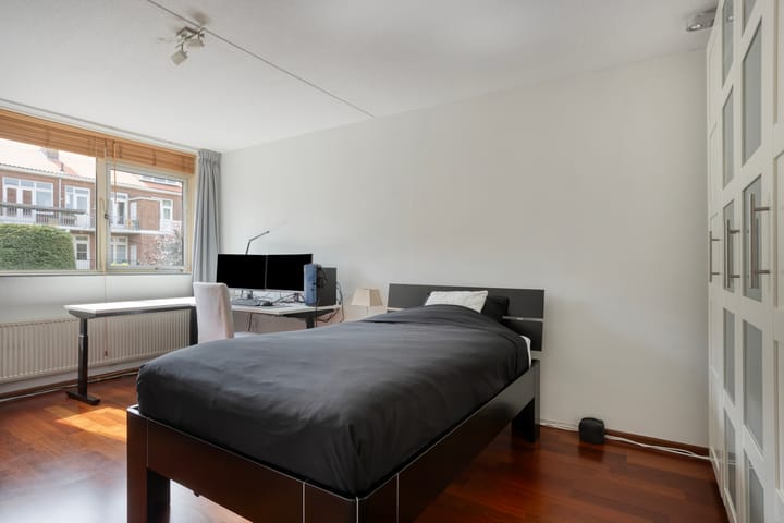 Tussenwoning te koop: De Meij van Streefkerkstraat 74, Leiden
