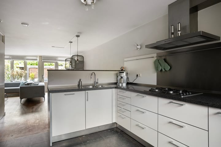 Tussenwoning te koop: De Meij van Streefkerkstraat 74, Leiden