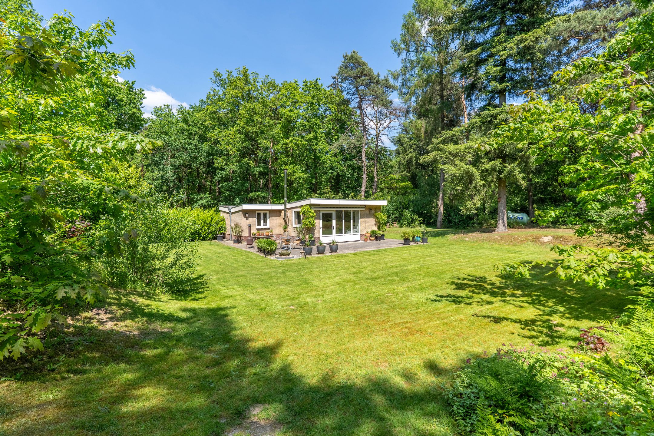 2-bedroom freehold villa in Well (LI) — photo 1 of 5