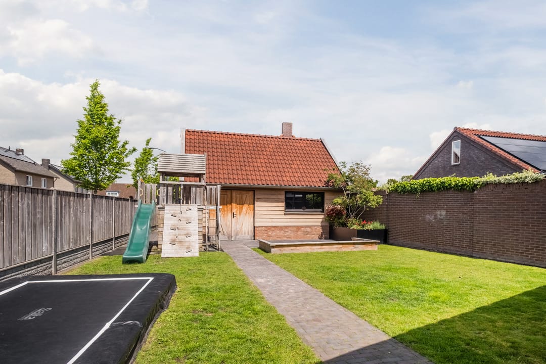 Spacious Semi-Detached Family Home with Outbuilding in Hoogeloon — 38