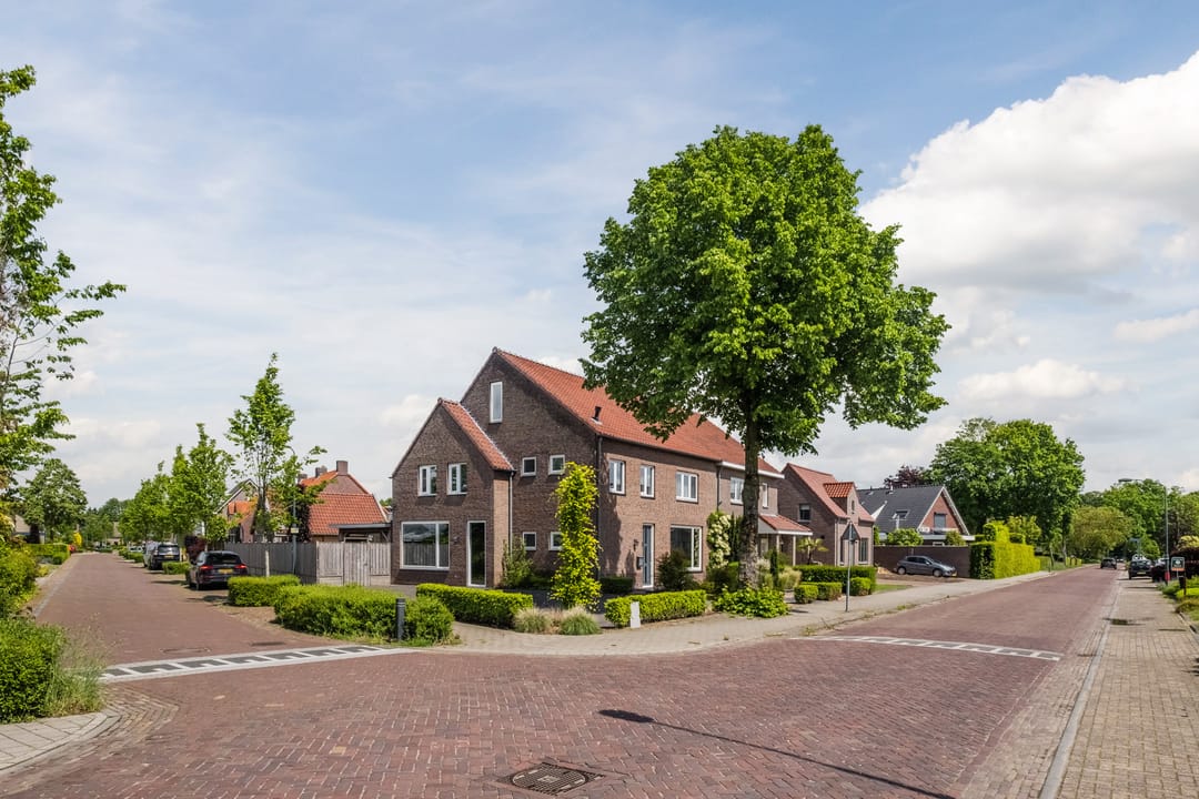 Spacious Semi-Detached Family Home with Outbuilding in Hoogeloon — 52
